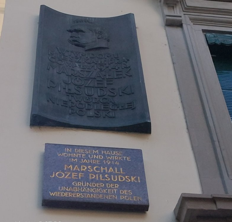 „Dwie tablice pamiątkowe poświęcone Józefowi Piłsudskiemu na elewacji kamienicy przy Auf der Mauer 13 w Zurychu.”