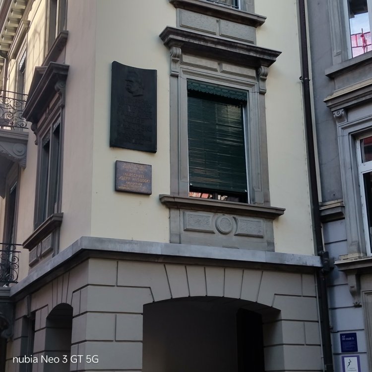 „Zabytkowa kamienica przy Auf der Mauer 13 w Zurychu, na której elewacji znajdują się tablice upamiętniające pobyt i działalność Józefa Piłsudskiego.”
